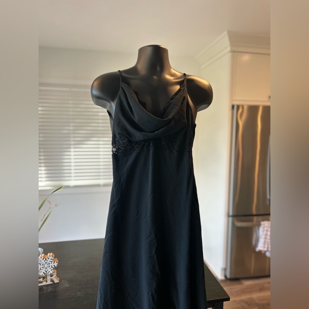 Gorgeous little black dress with lace detail - size small (2)